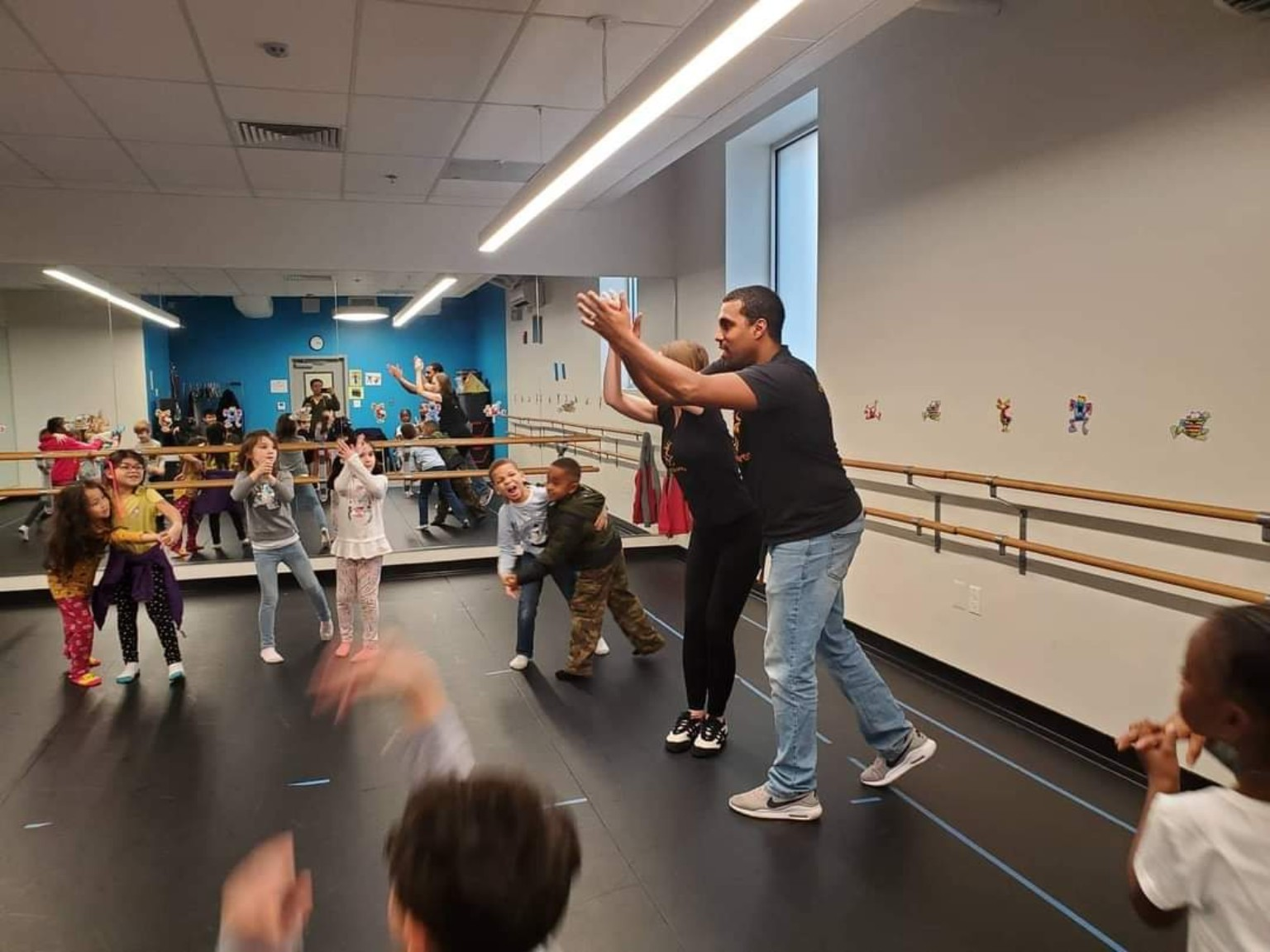 Niños participan en un taller de baile de DC Casineros en DC Bilingual