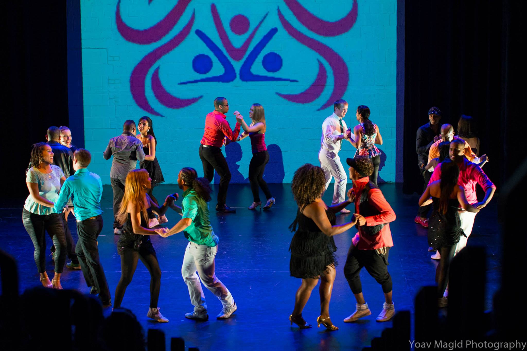 Bailadores de DC Casineros en una presentación de baile de pareja en un teatro